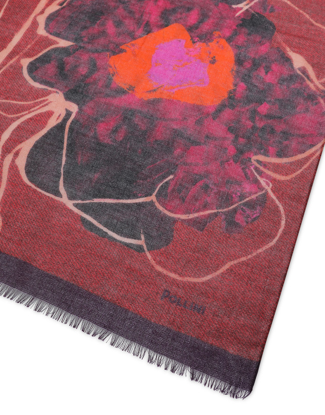 Wool scarf adorned with a painterly floral pattern Photo 3