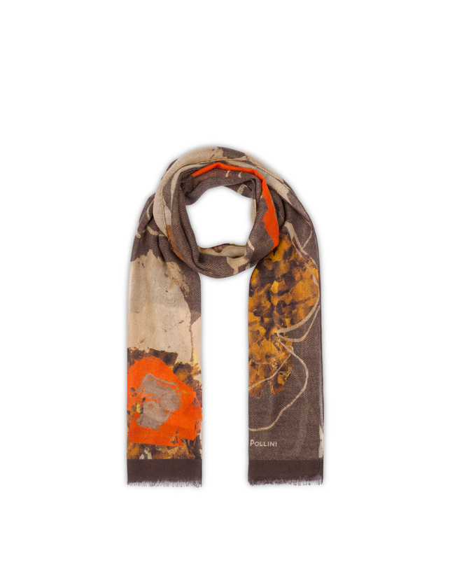 Wool scarf adorned with a painterly floral pattern Photo 2