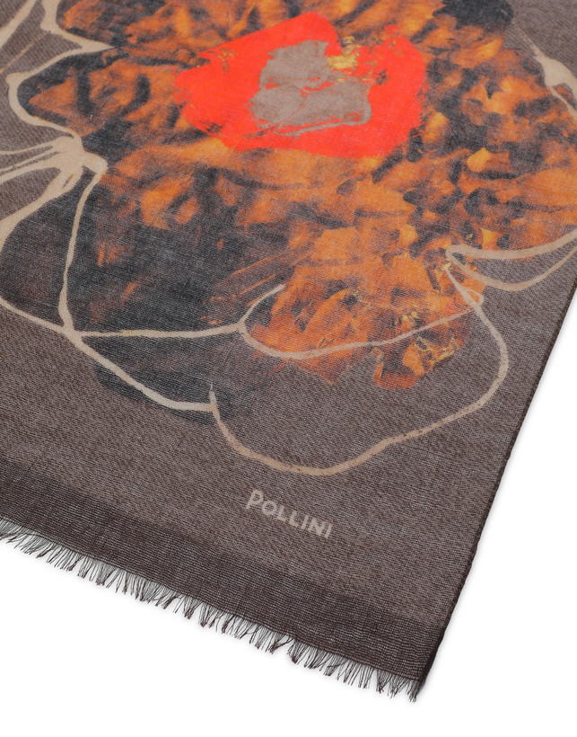 Wool scarf adorned with a painterly floral pattern Photo 3